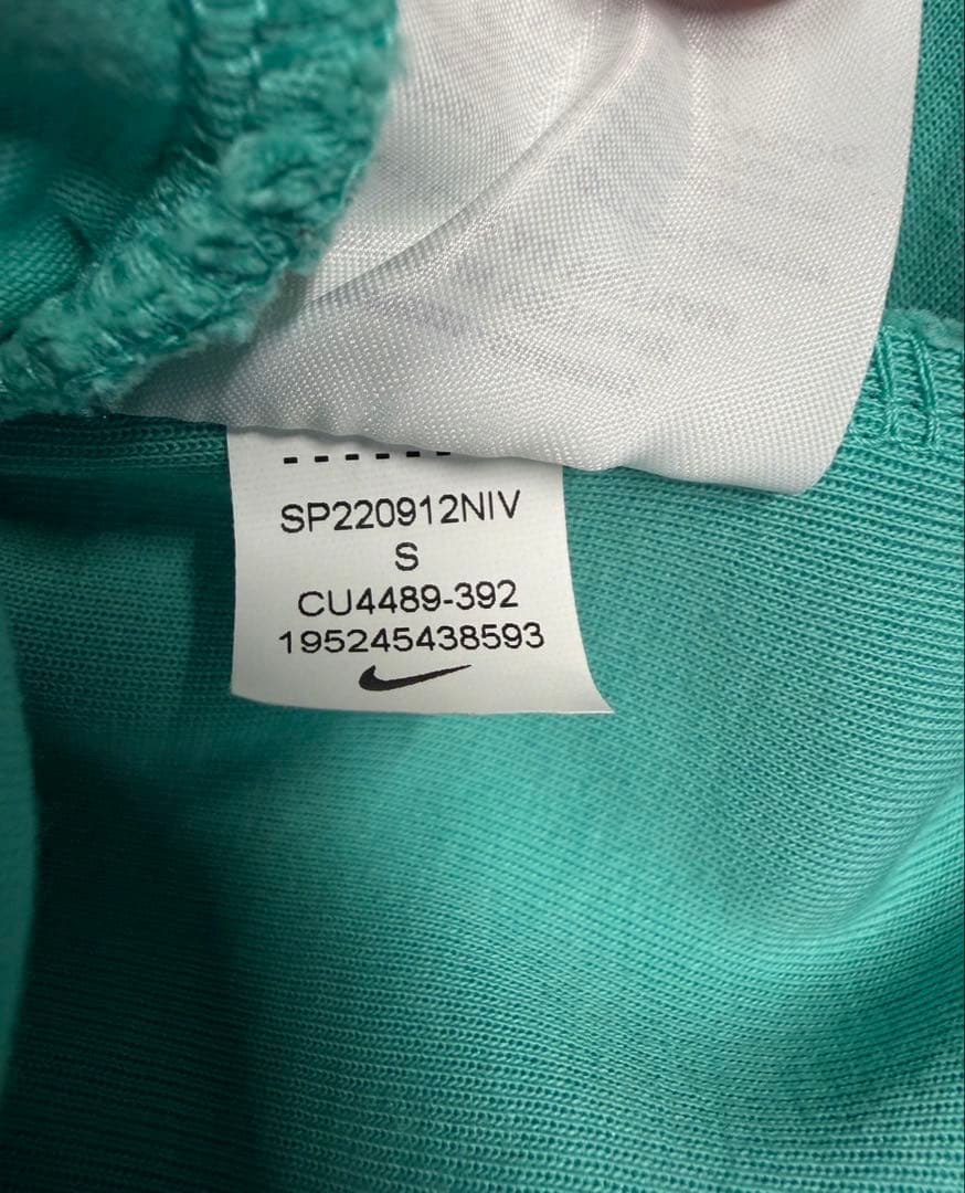 NIKEテックフリース　上下セットアップS セントラルシー着用