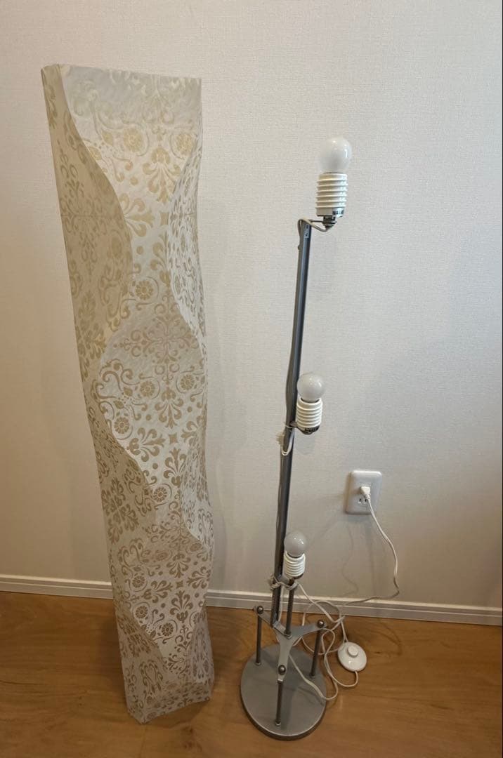 フロアスタンドライト3灯 ノーブルスパーク社 アラベスク調 高級感 お洒落