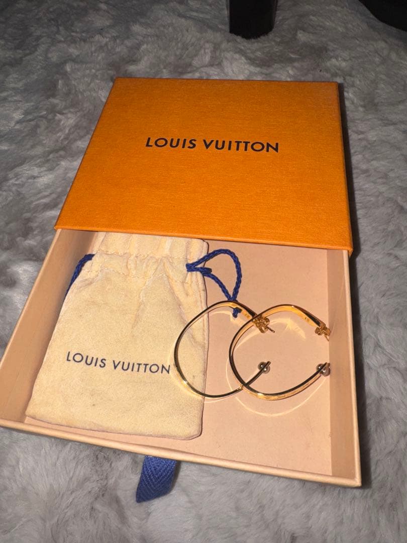 LOUIS VUITTON ロゴ入りピアス