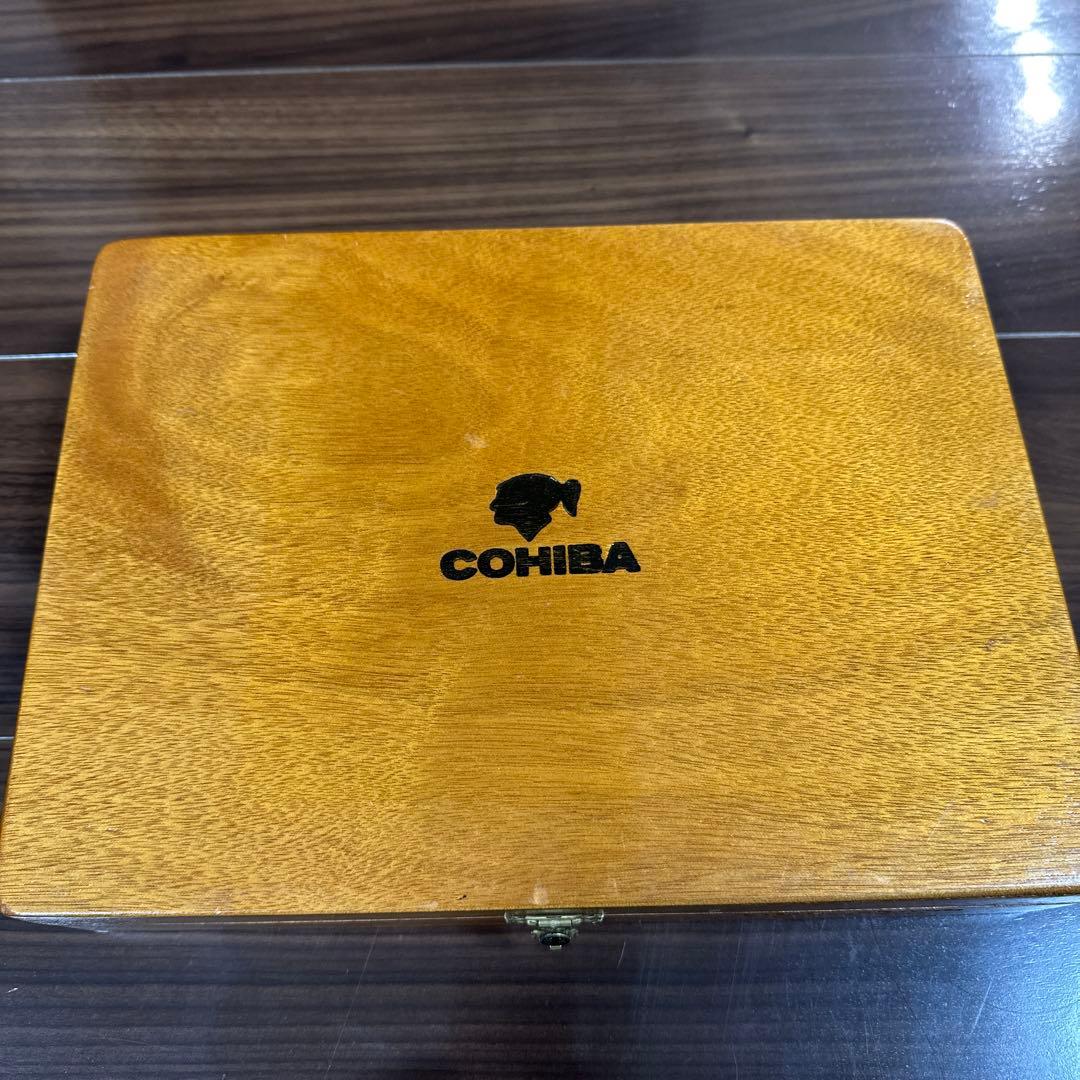 COHIBA 葉巻木箱（空箱)