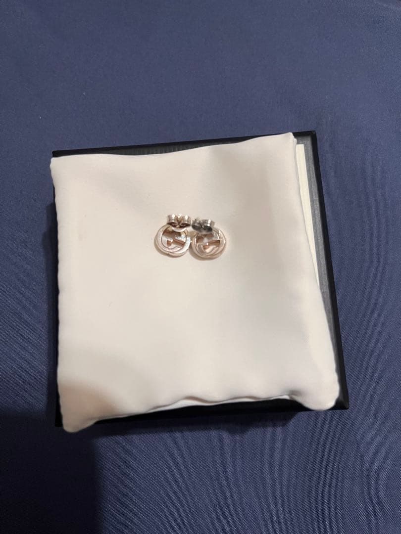 【期間限定 値下げ中】GUCCI シルバーインターロッキングGピアス