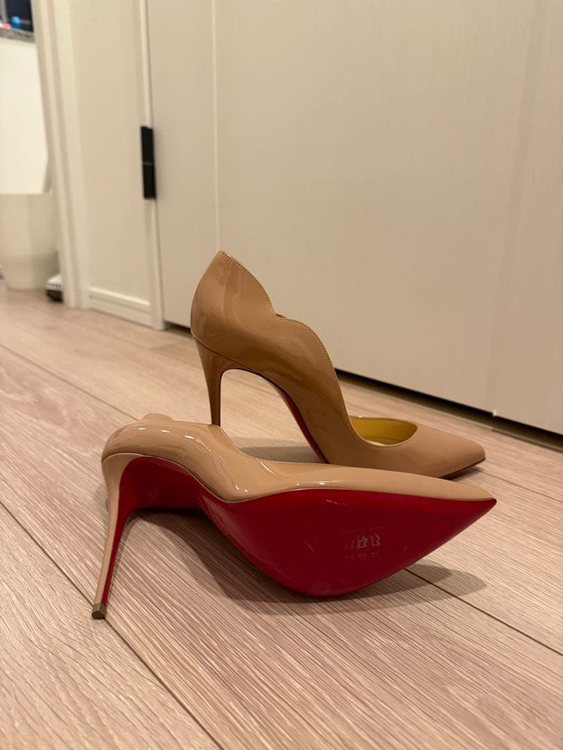 Christian Louboutin Hot Chick ベージュ