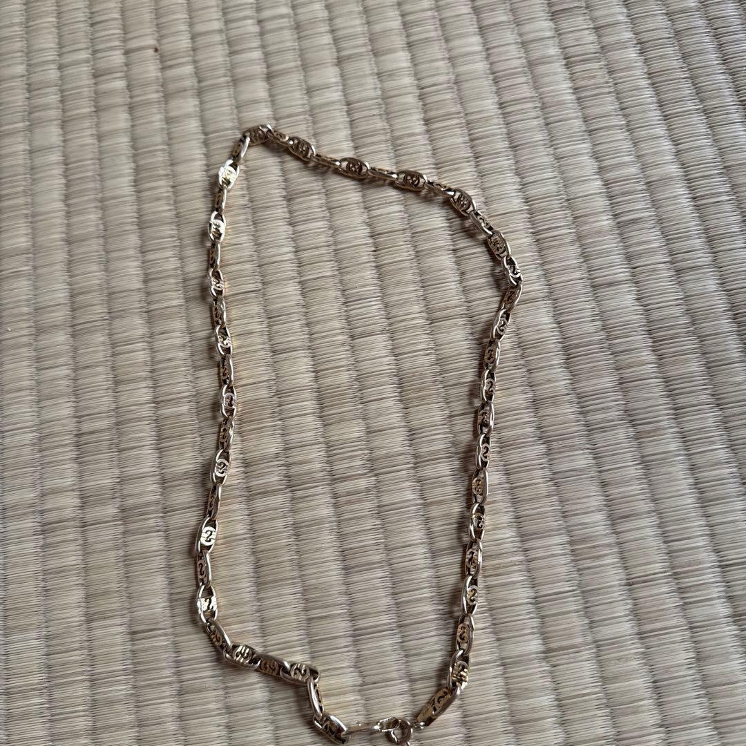 金の指輪と金のネックレス