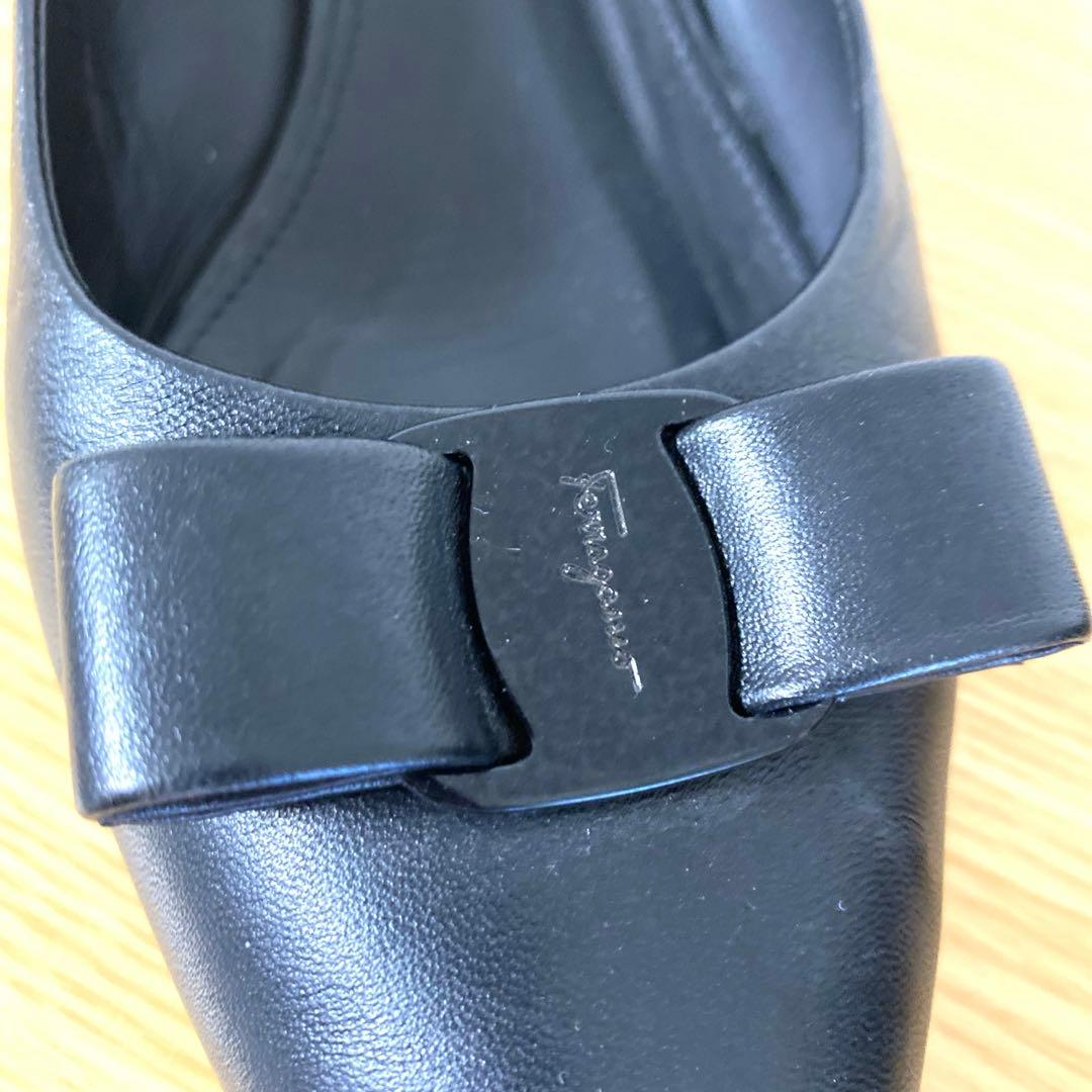 【希少】SALVATORE FERRAGAMO 黒リボンパンプス26〜26.5