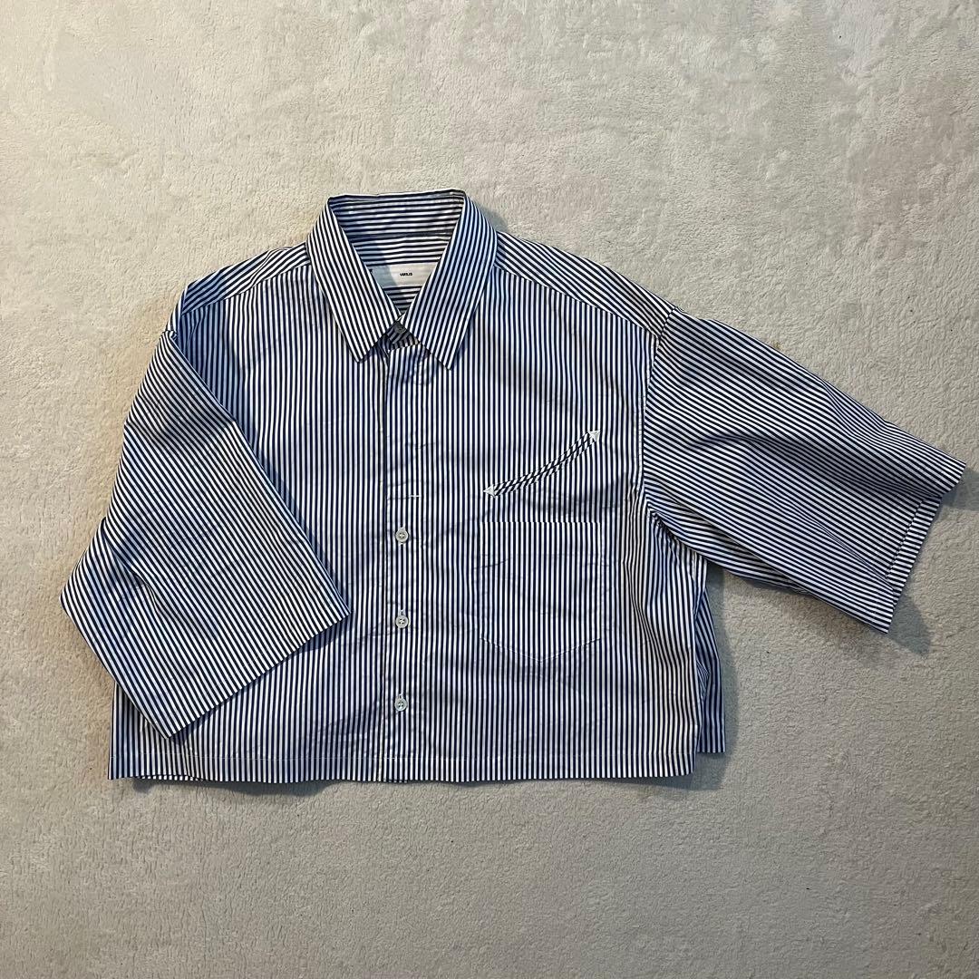TOGA VIRILIS ストライプ 半袖シャツ ショート丈