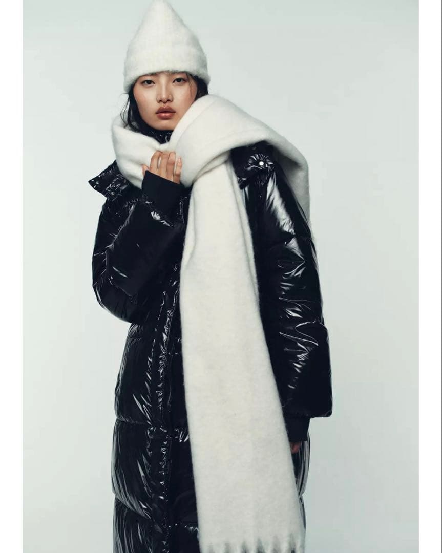 タグ付き新品★ZARAのシャイニーロングアノラック★Lサイズ★ブラック色