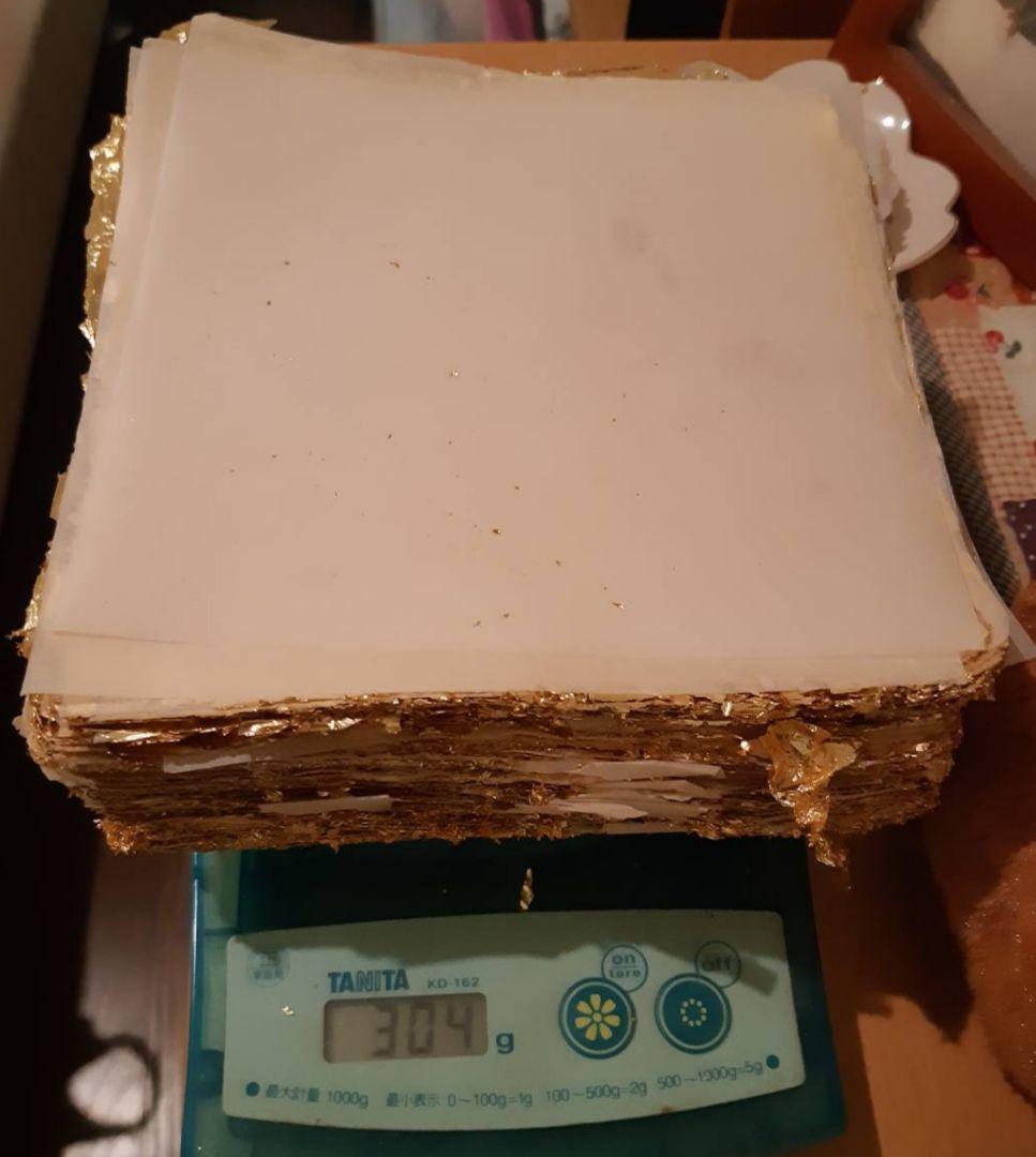 金箔　約560枚、金粉他