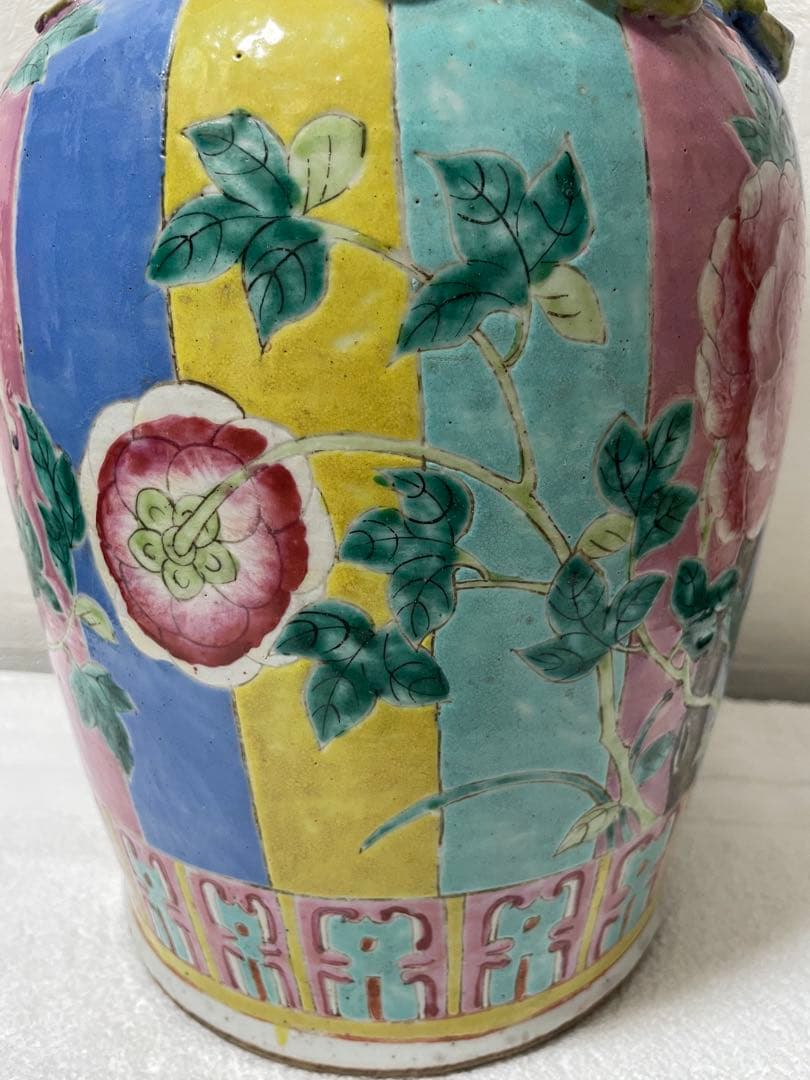 中国 旧家蔵出し 清時代 粉彩 双耳 牡丹花卉紋瓶骨董品。