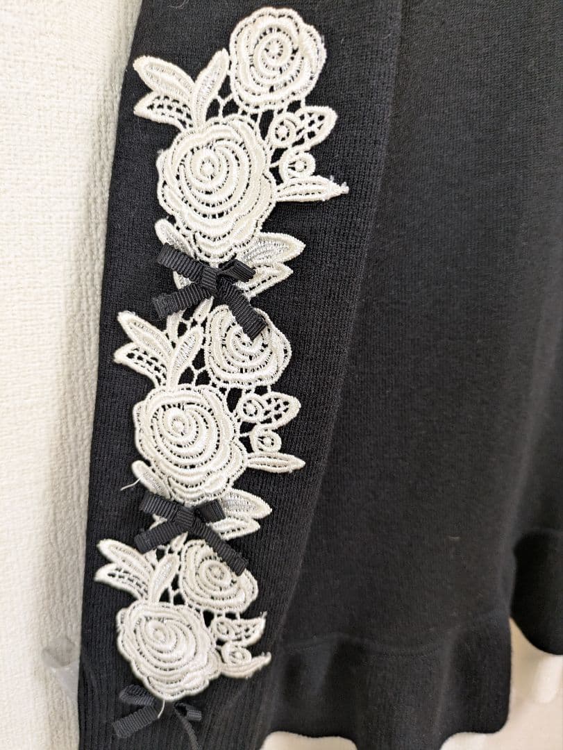 専用になりました。 スーパービュティー♥️44サイズ花柄刺繍 ブラックニット