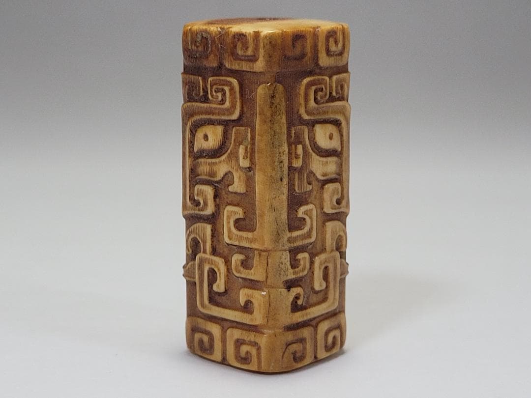 角 彫刻 饕餮紋 根付 装身具 明清時代 幅約高さ約4.1cm