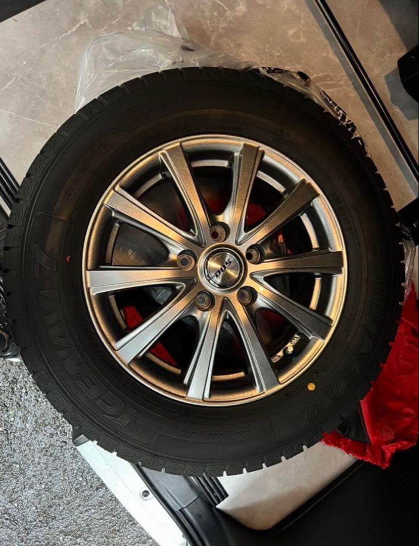 スタッドレスタイヤ 205/65R15 1シーズン利用