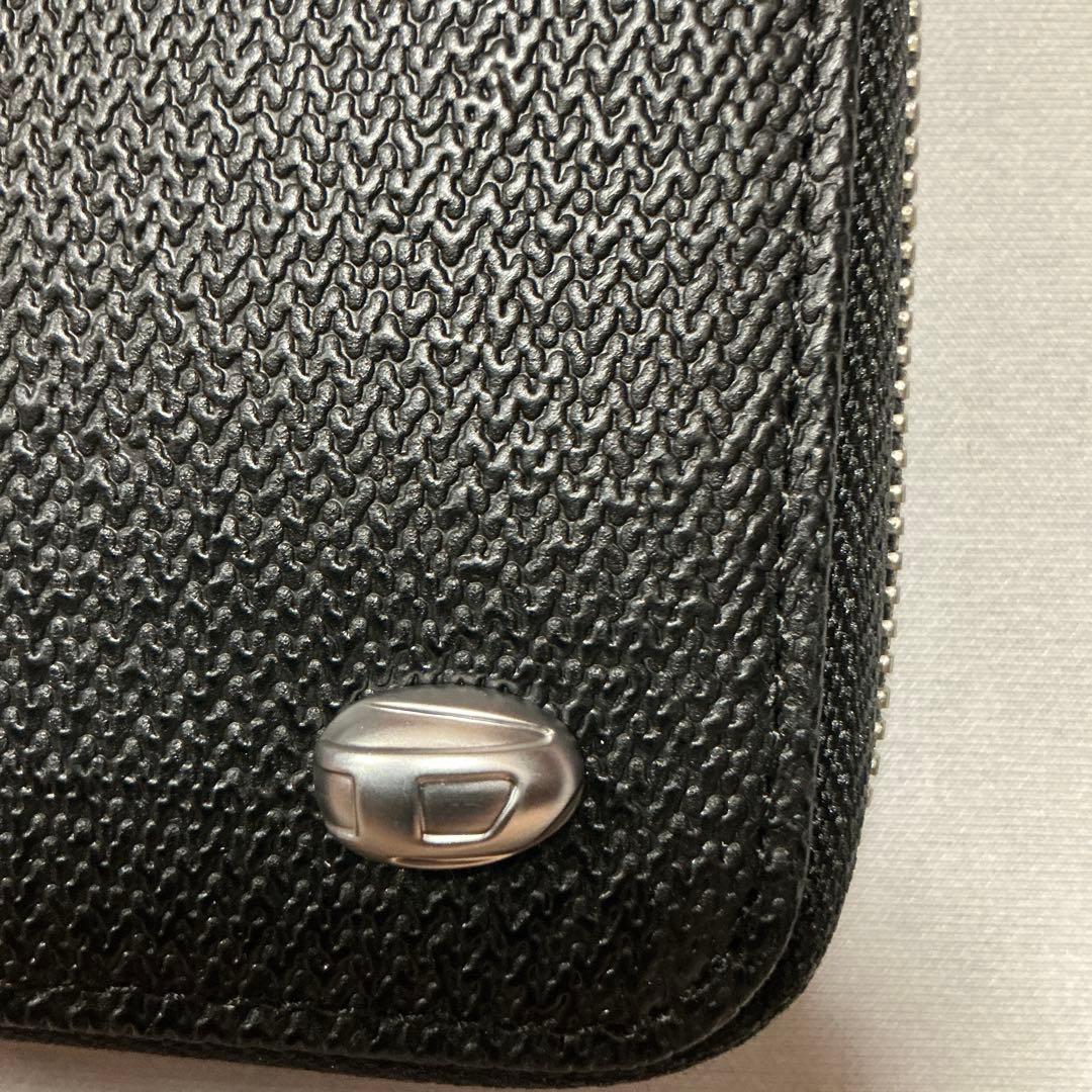 洗練されたデザイン　DIESEL BI-FOLD COIN ZIP X09666