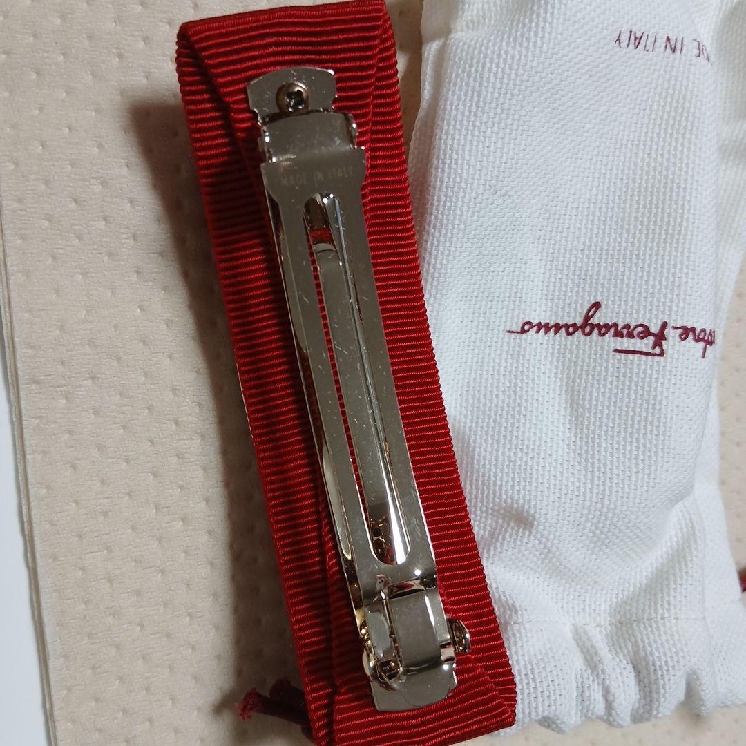 Ferragamo レッドリボン バレッタ ゴールド金具付き