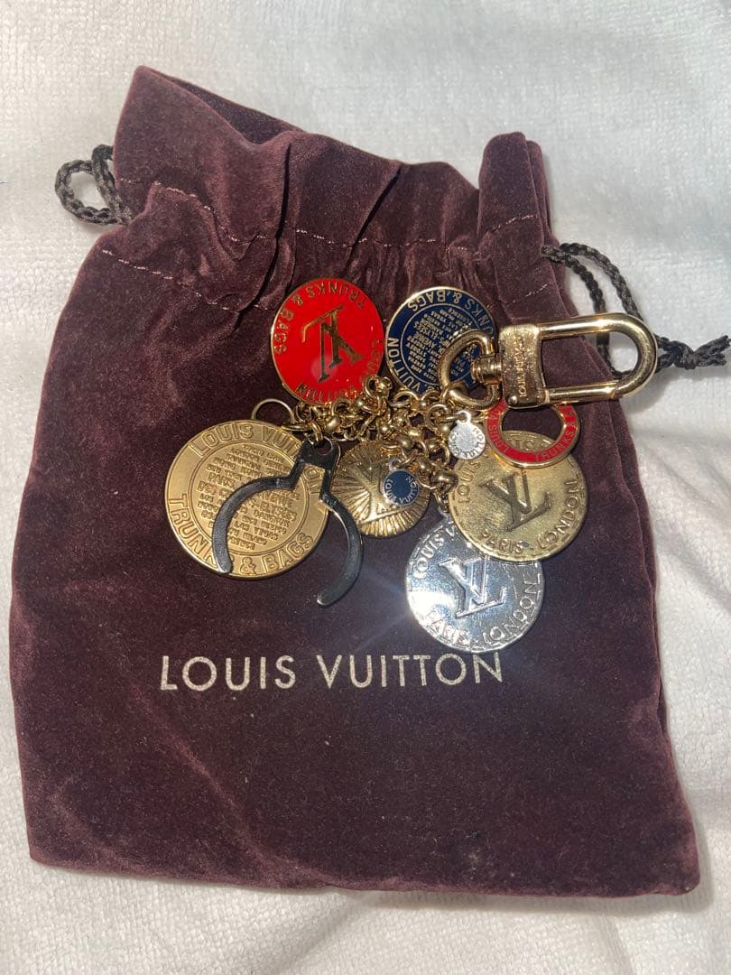 LOUIS VUITTON チャーム付きキーホルダー