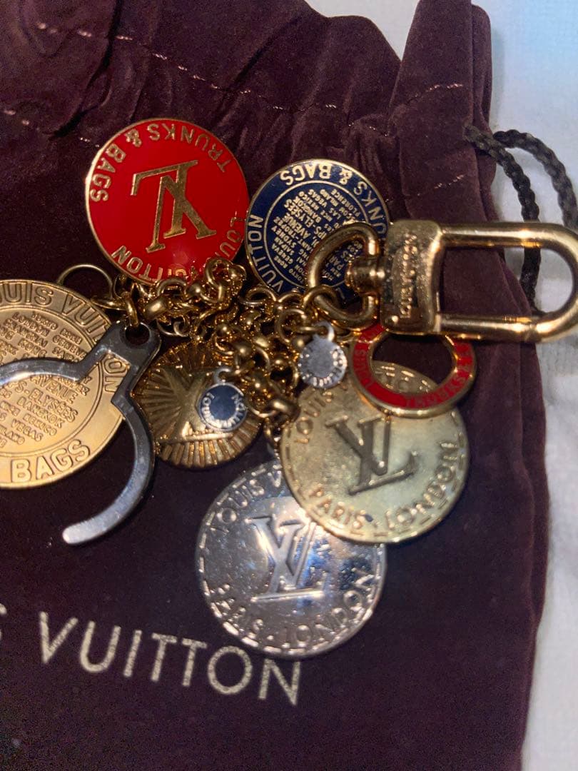 LOUIS VUITTON チャーム付きキーホルダー