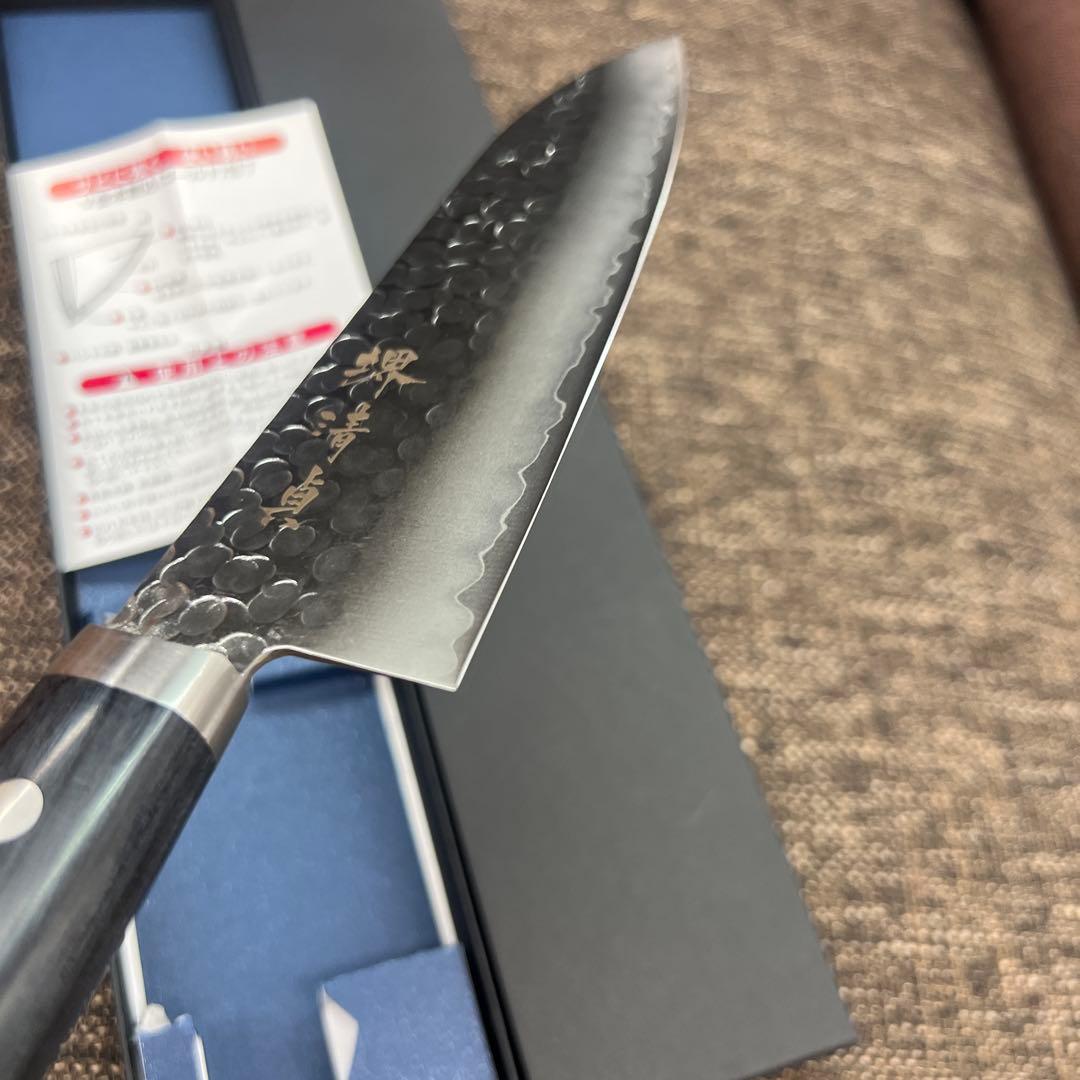 ★新品送料込★鎚目ステンレスゴールド鋼本割込三徳包丁165mm口金付黒柄