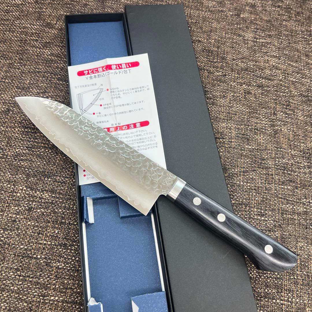 ★新品送料込★鎚目ステンレスゴールド鋼本割込三徳包丁165mm口金付黒柄