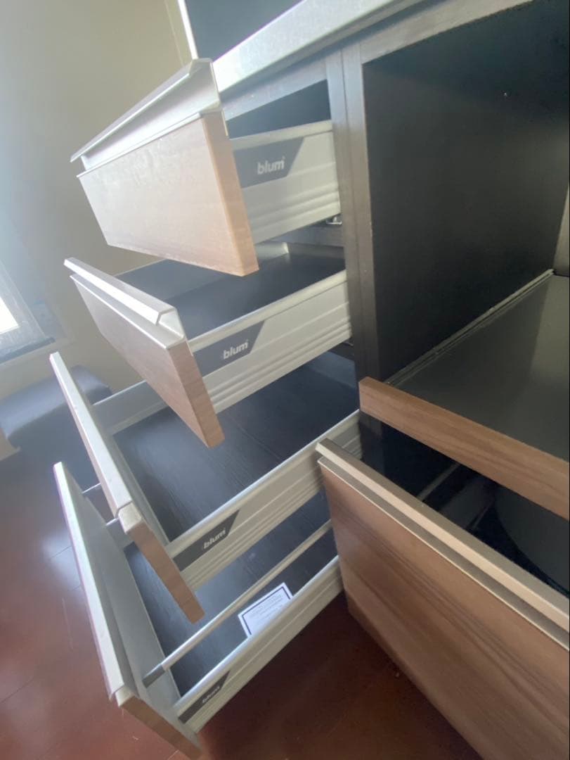 キッチン収納 食器棚 モダンデザイン