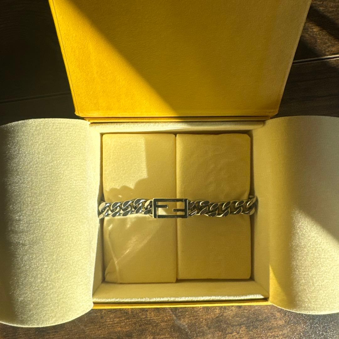 FENDI BAGUETTE BRACELET / L ボックス付き