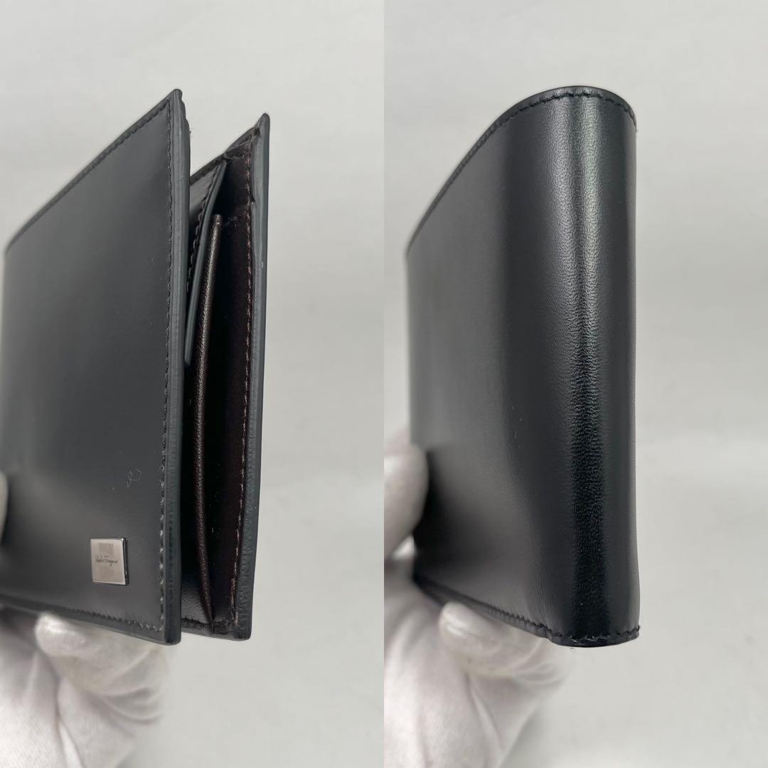 【未使用】フェラガモ　折り財布　レザー　ブラック　小銭入れ付き　シルバー金具