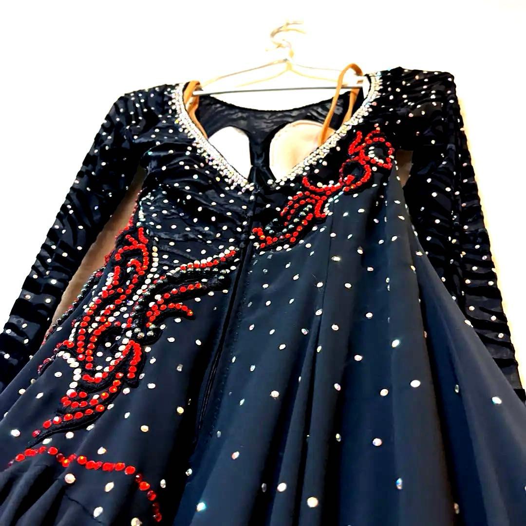 社交ダンス　スタンダード 黒と赤の鮮やかなドレス