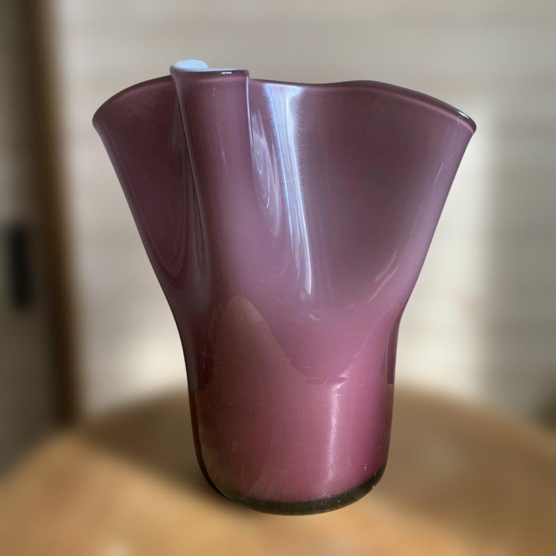 おそらく昭和レトロ！　ひだひだなガラス製フラワーベース・花瓶