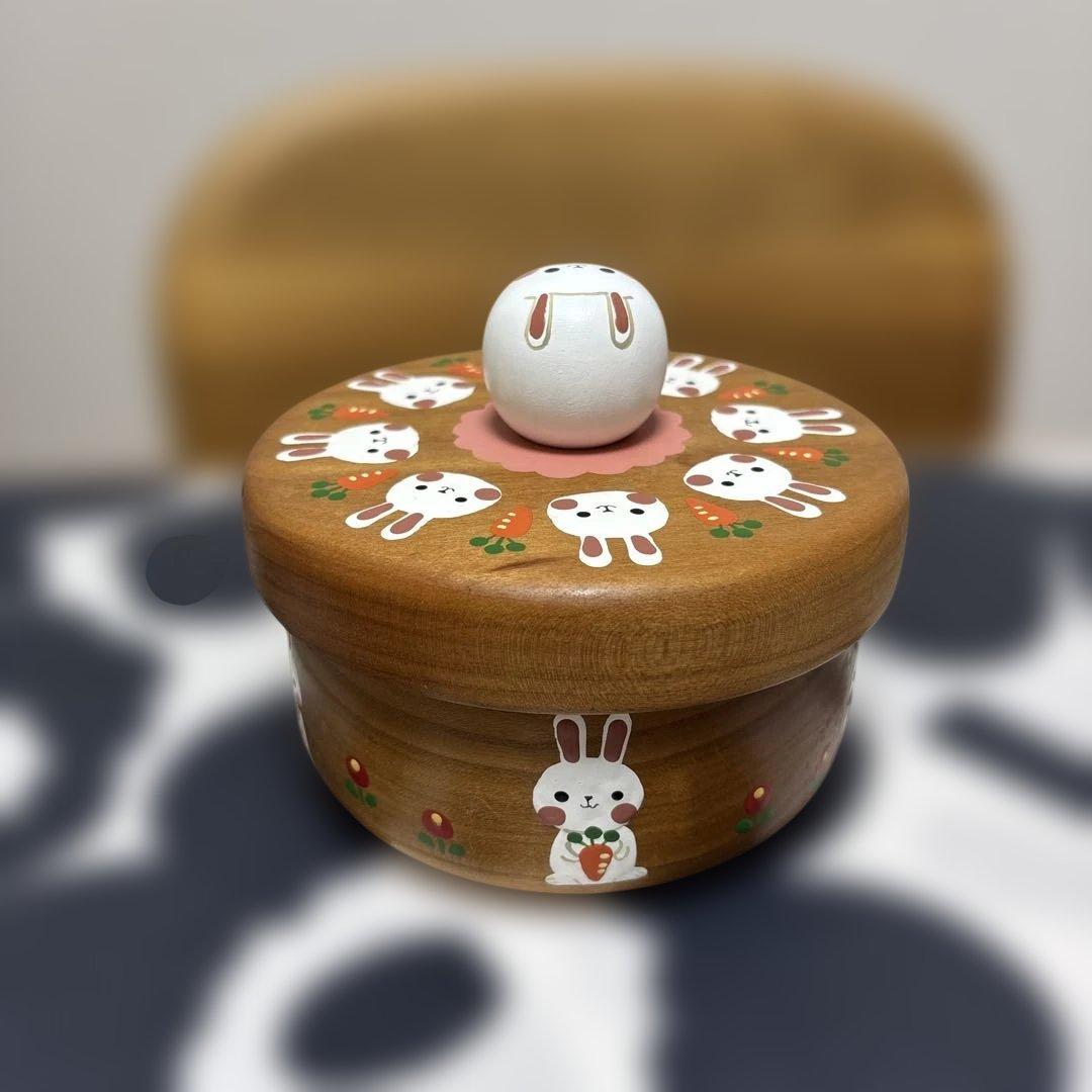 木絵雑貨　ウサギと女の子の木製小物入れ