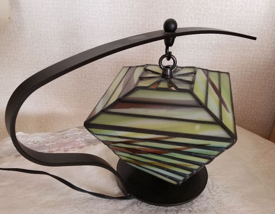 ステンドグラスの和風ねじれランプ