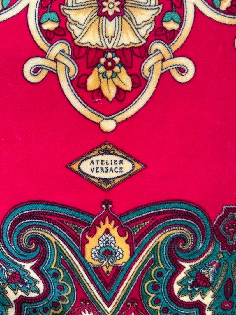 レア貴重‼︎ 価値ある ヴェルサーチ マチ付大判　赤✖️白 ロココ調柄
