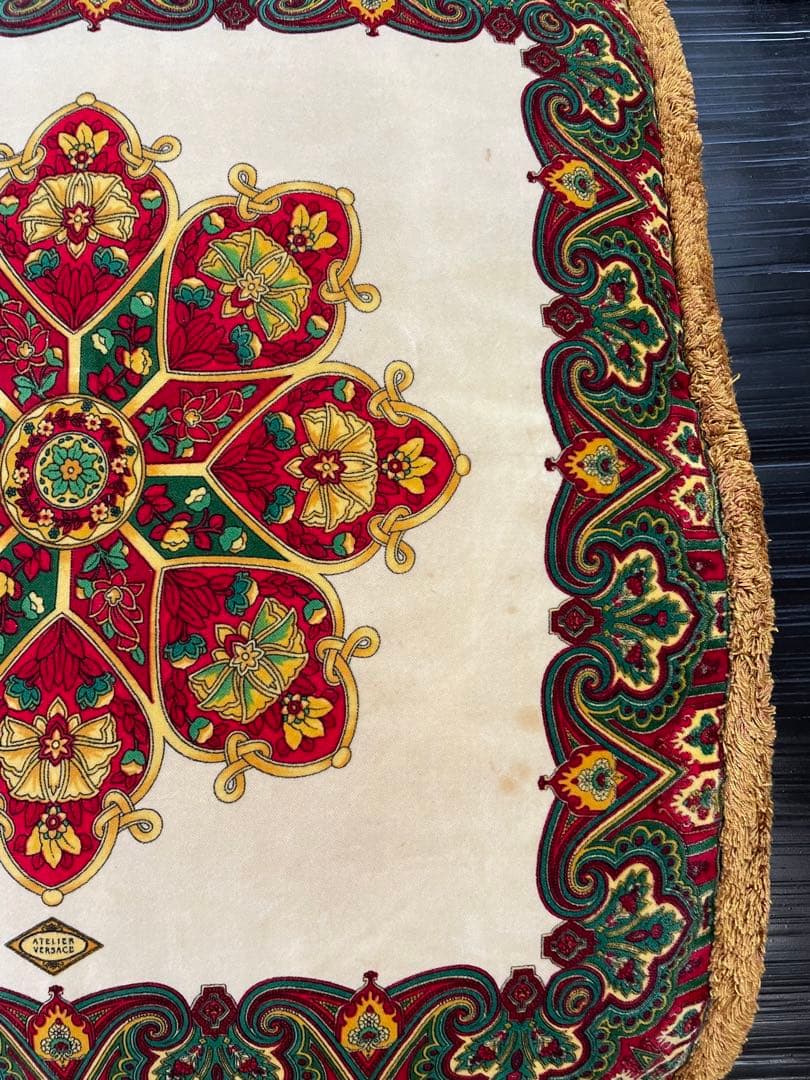 レア貴重‼︎ 価値ある ヴェルサーチ マチ付大判　赤✖️白 ロココ調柄