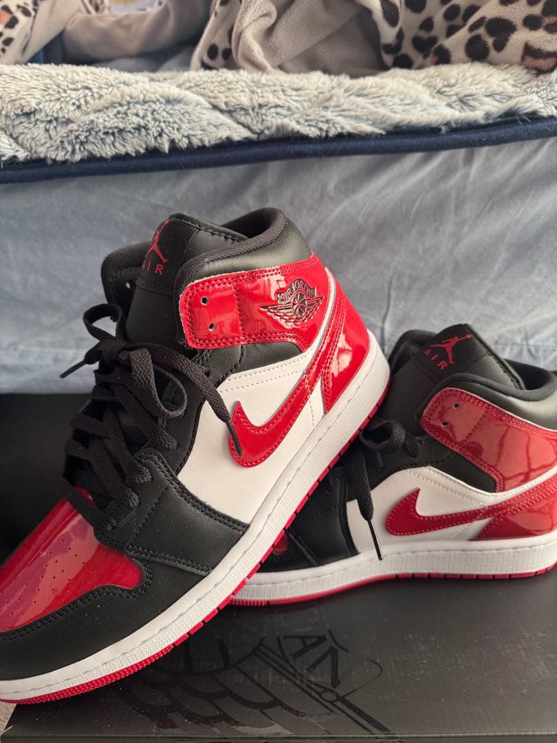 Nike Air Jordan 1 赤黒ハイカットスニーカー