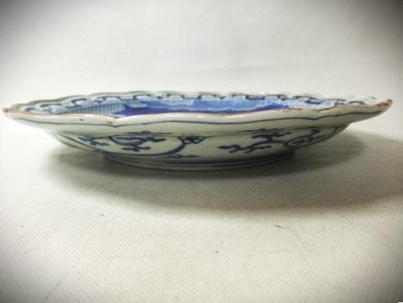 古伊万里(江戸期) 青華染付 花弁型賢人 唐草平皿【太明成化年製】