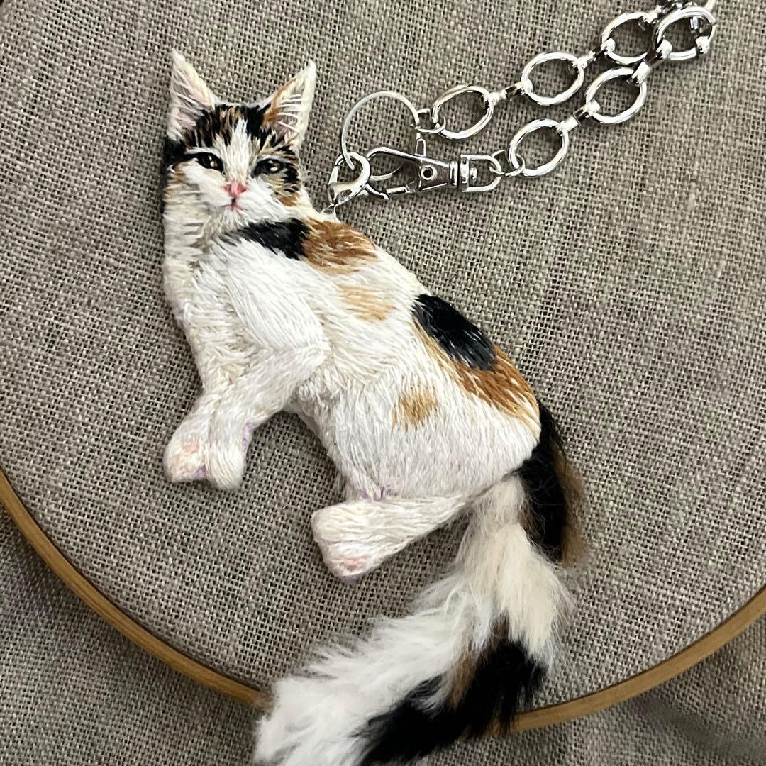 タ*ー様 ハンドメイド刺繍チャーム　三毛猫さん
