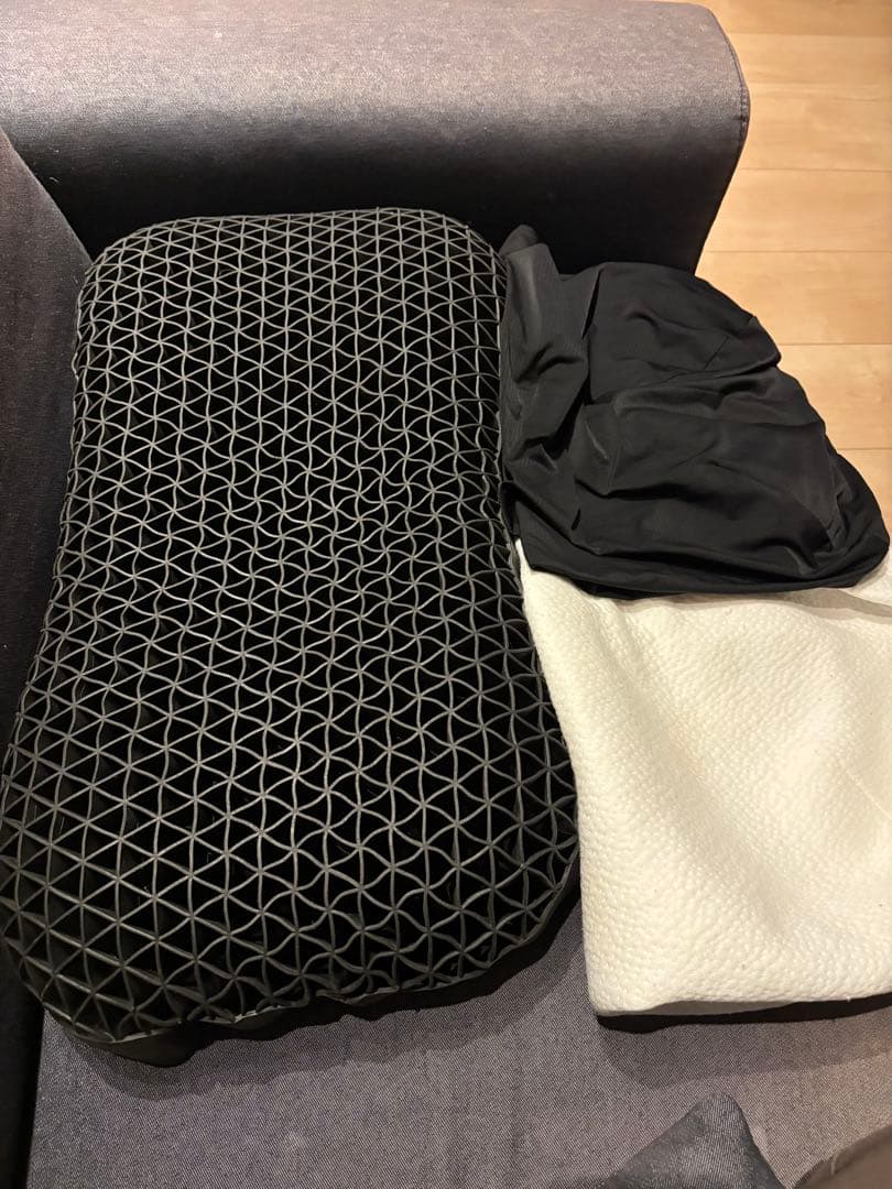 お値下げ不可！   ヒツジのいらない枕 極柔  黒カバー付き