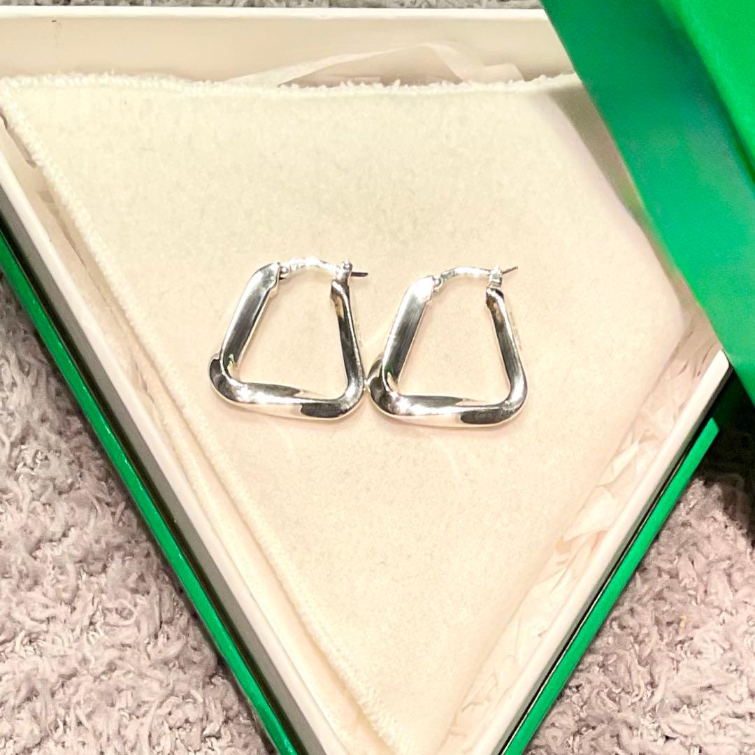 Bottega Veneta✨ツイストトライアングルフープピアス　スモール