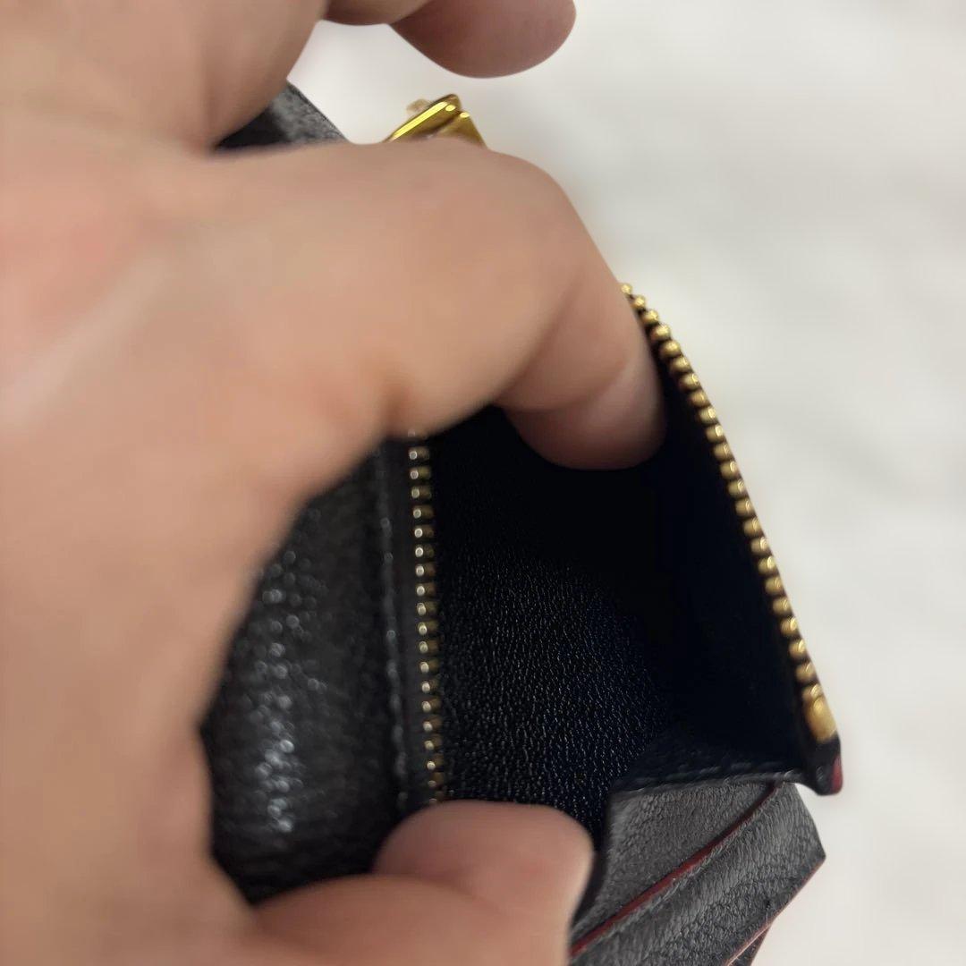 miu miu 三つ折り財布 黒ラブレター型