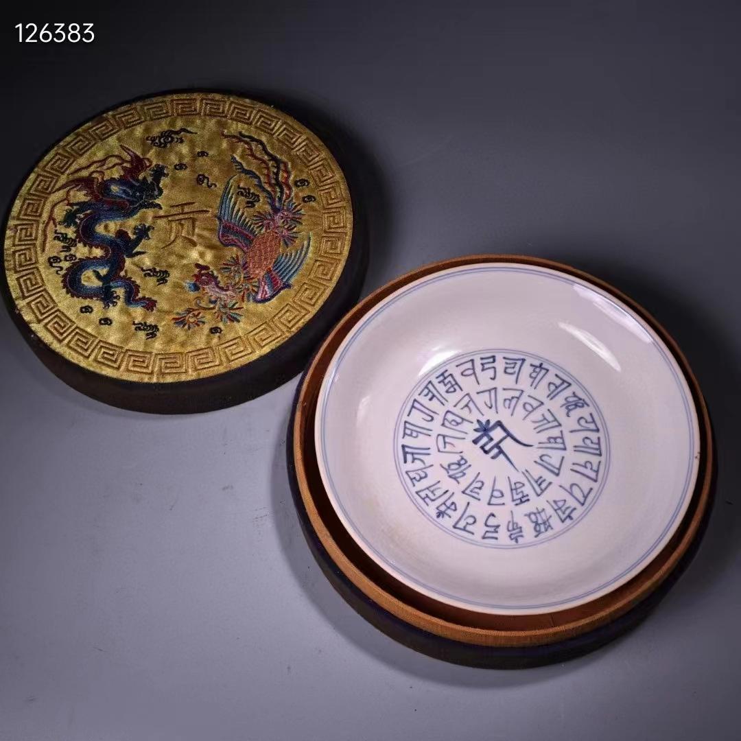 中国古美術・純手書きの銘皿・青花陶磁器皿・文房置物・古い刺繍箱付き・陶芸
