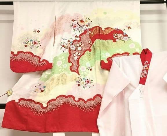 正絹綸子☆暈しに金彩ほぼ総刺繡の一つ身と新品友禅被布☆3歳七五三向け祝い着
