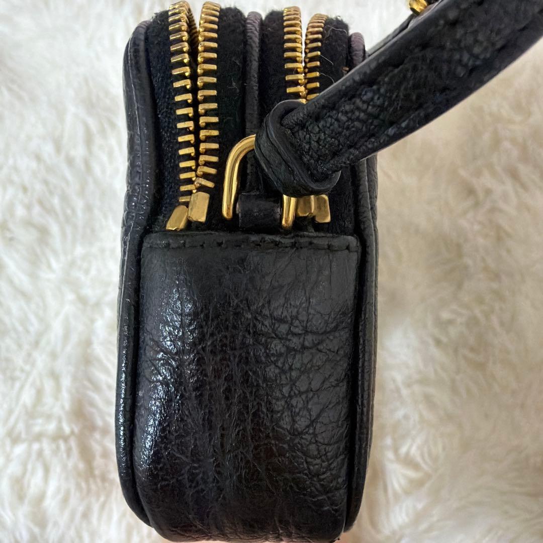 MIU MIU ブラックレザーポーチ