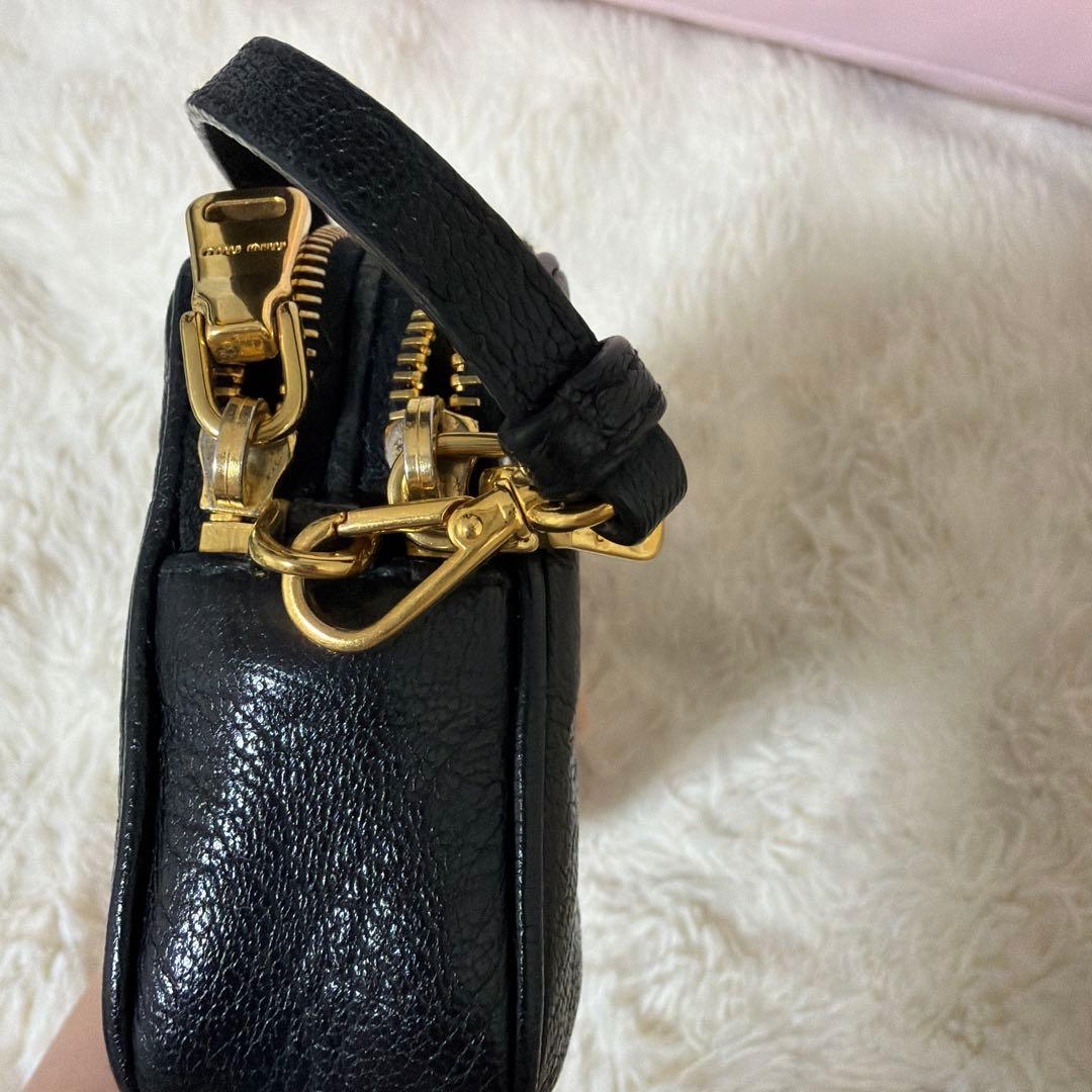 MIU MIU ブラックレザーポーチ