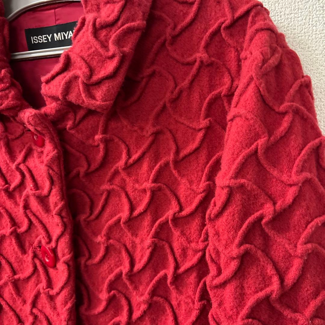 最終セール希少ISSEY MIYAKE イッセイミヤケロングコート赤波状立体加工
