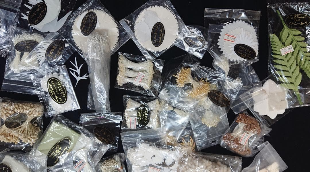 ３９点まとめて　アートフラワー用抜き弁　花弁深雪アート　ペップ・造花パーツ各種
