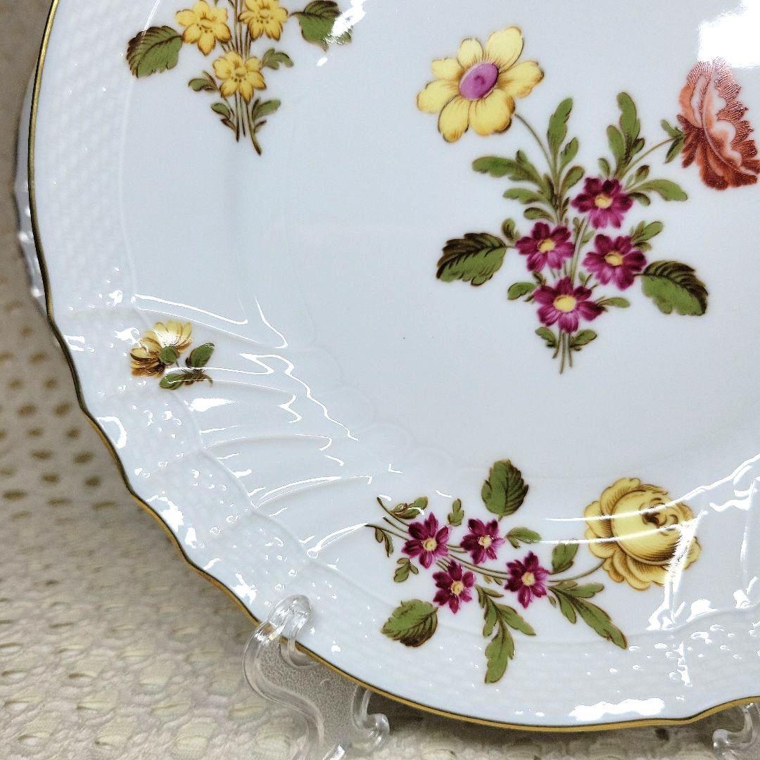 リチャードジノリ ドッチア工房　手描き　花柄　１９.５cmプレート２枚　です。