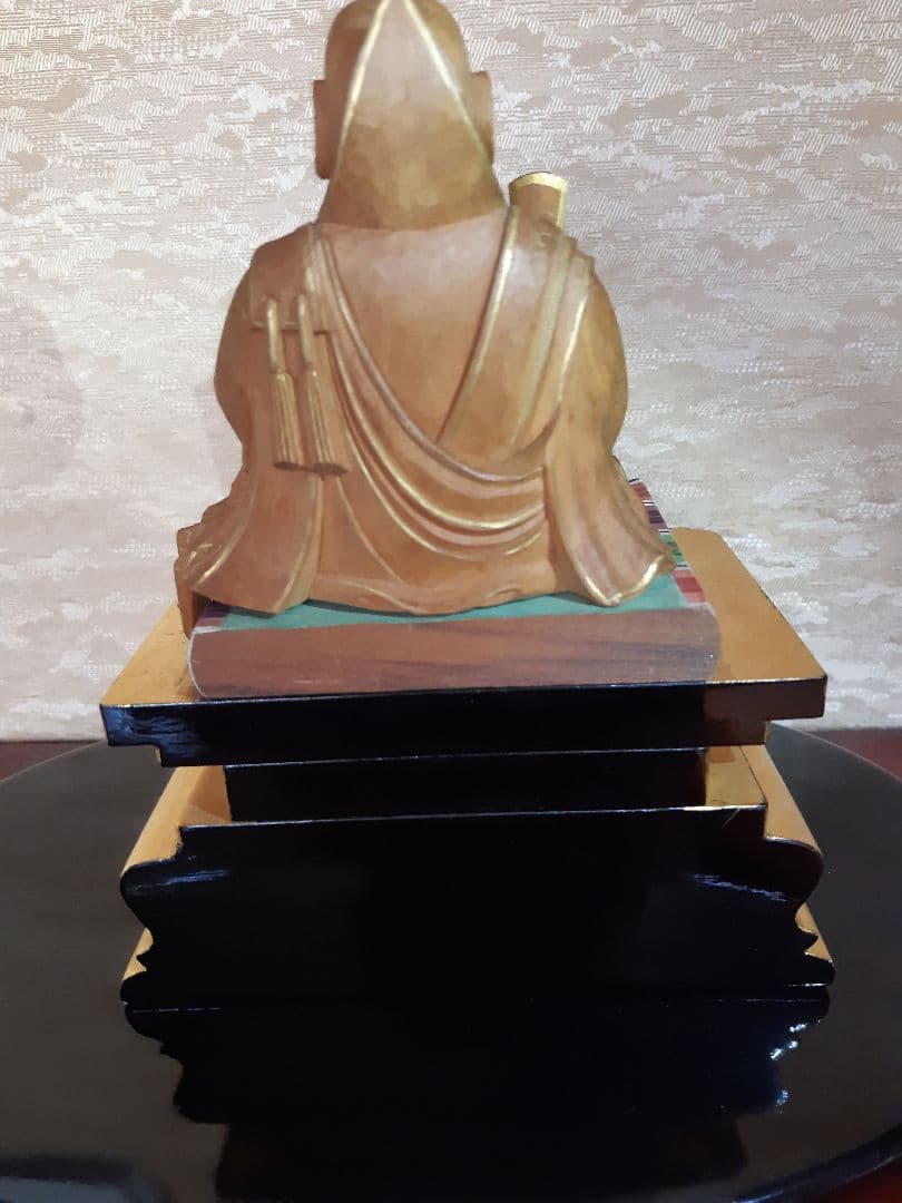 日蓮座像