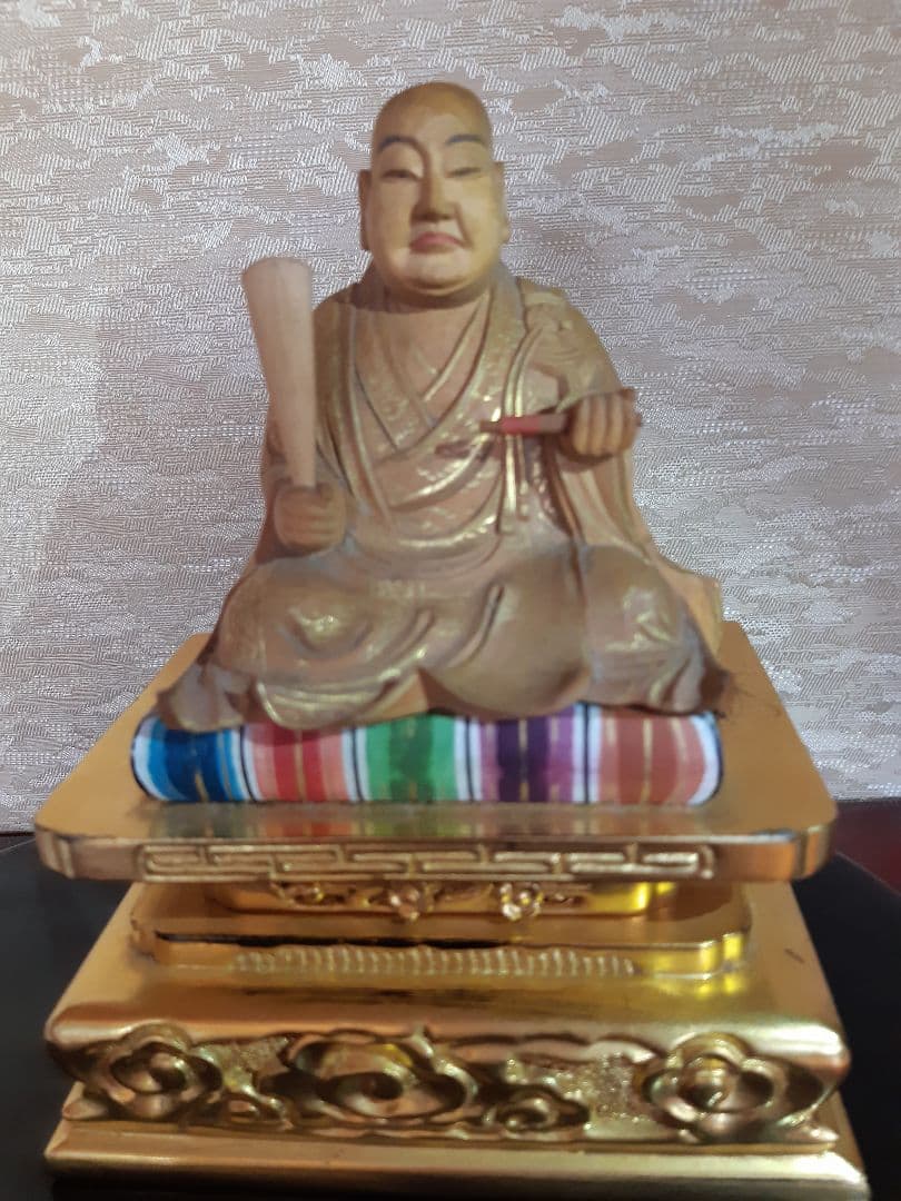 日蓮座像