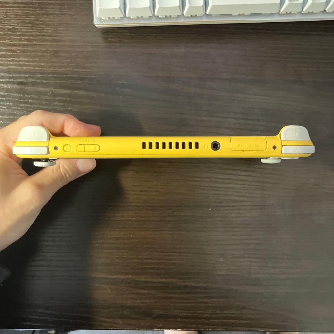 Switch Lite イエロー 本体　美品　ケース付き