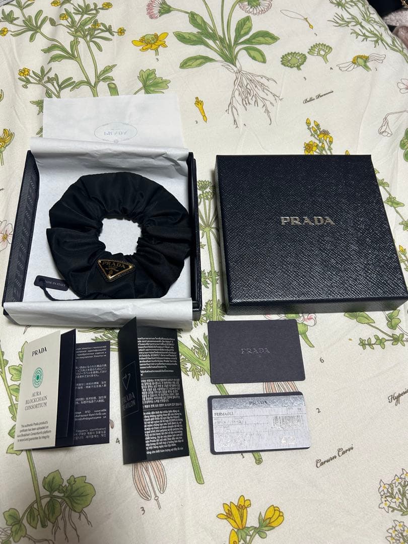 27日23時まで値下げ　新品未使用『PRADA』シュシュ　ブラック