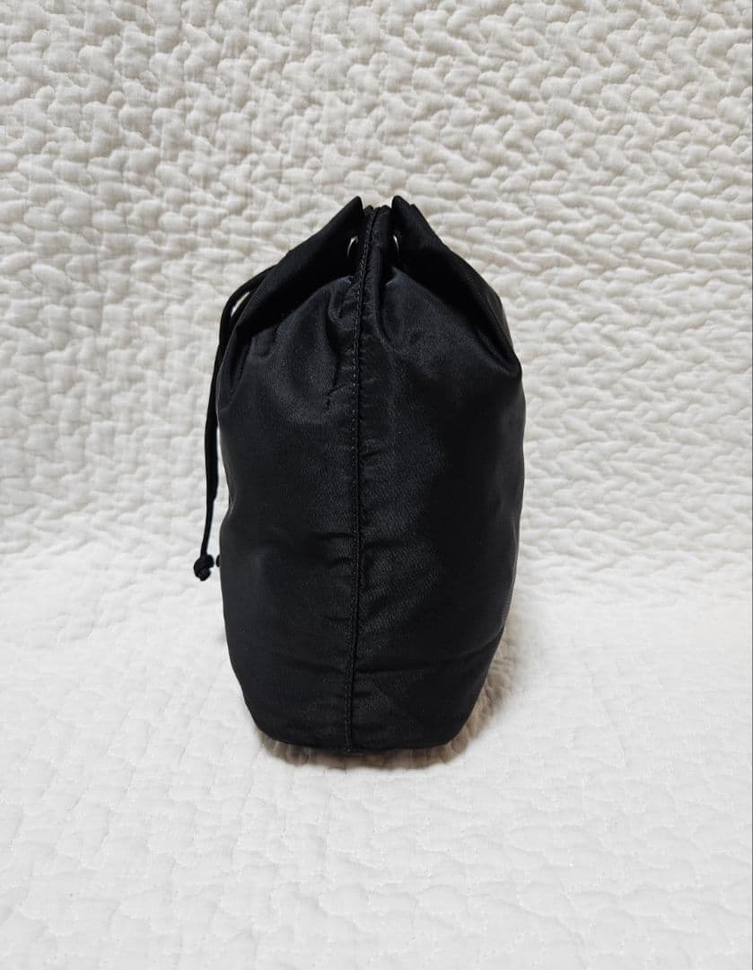 ✨超極美品✨PRADA プラダ　ポーチ　巾着　ナイロン　ブラック　黒　レディース