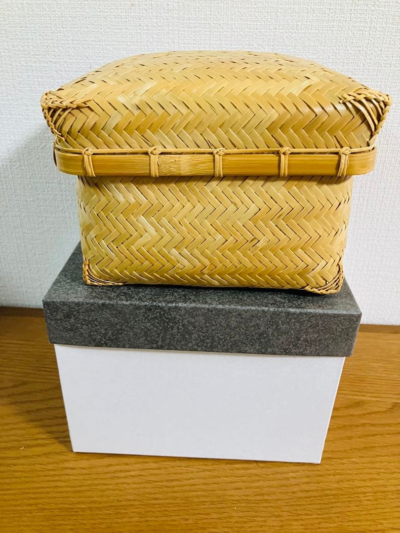 京都、公長斎小菅の竹の四角いバスケット
