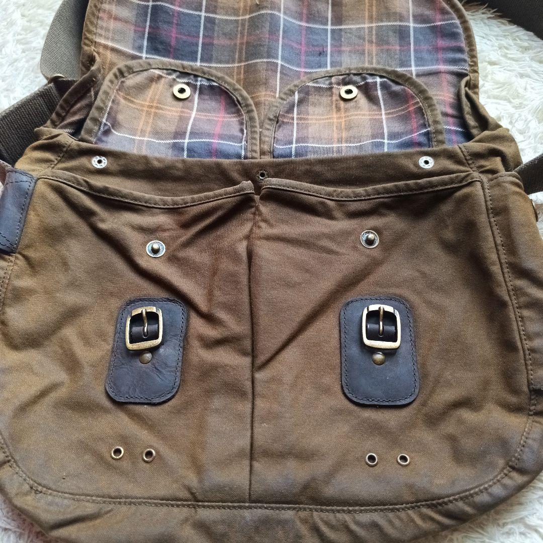 Barbour Tarras ワックス レザー トリム ショルダーバッグ